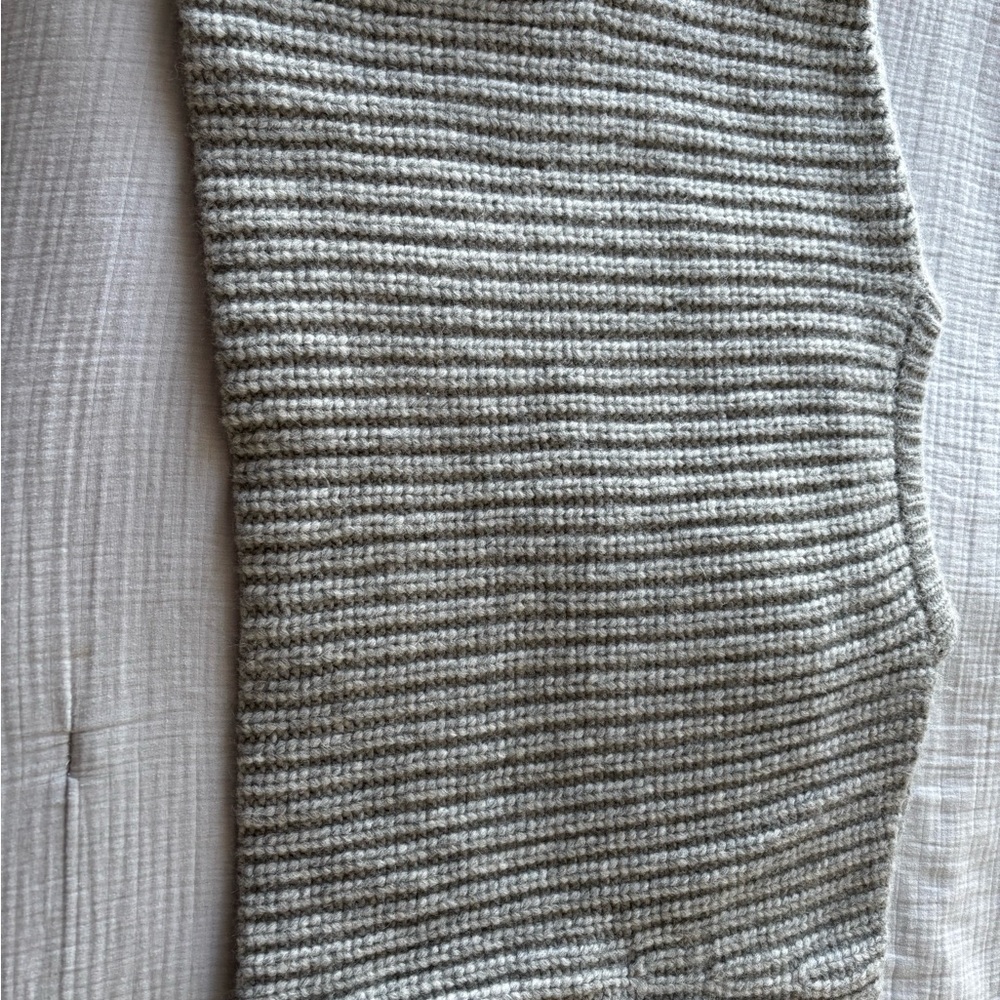 Cozy Gray Ribbed Sweater - Picture 4 of 13